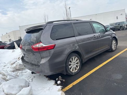 Used 2017 Toyota Sienna XLE image 5