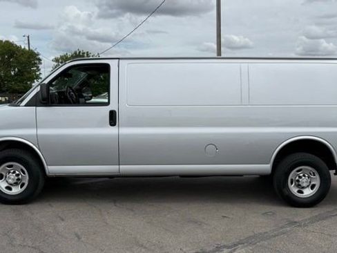 Used 2016 Chevrolet Express 3500 Extended RWD image 4