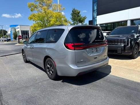 Used 2021 Chrysler Pacifica Limited w/ Uconnect Theater Family Group FWD image 3