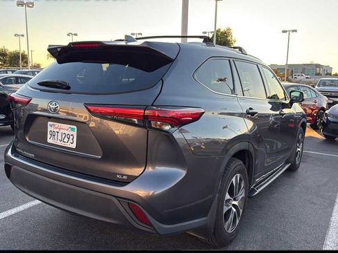 Used 2022 Toyota Highlander XLE image 2