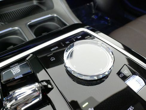 Used 2023 BMW 760i xDrive w/ Executive Package image 63