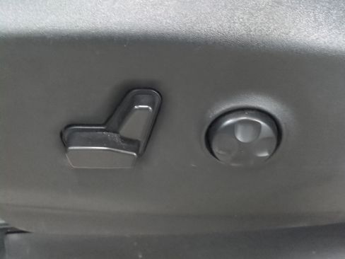 Certified 2022 Chrysler Voyager LX image 21