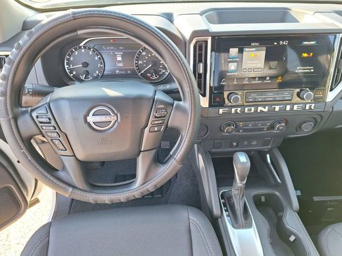 Used 2025 Nissan Frontier SV image 23