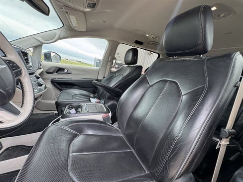Used 2019 Chrysler Pacifica Limited FWD image 8