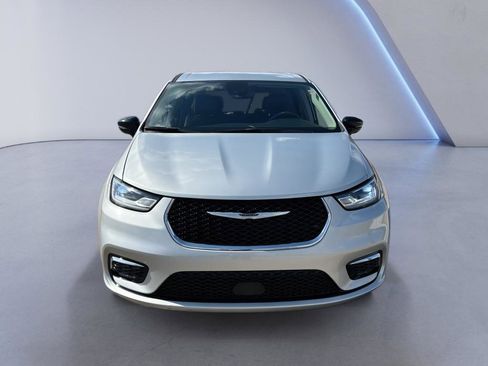 Used 2024 Chrysler Pacifica Touring-L image 2