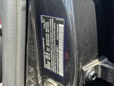 Certified 2023 Porsche Macan AWD/4WD image 36