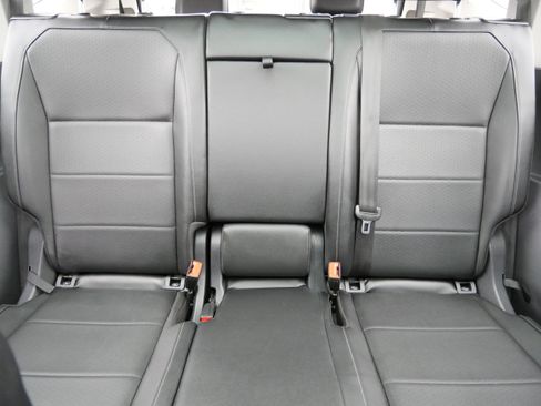 Used 2018 Volkswagen Tiguan SE w/ Panoramic Sunroof Package image 13