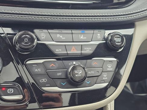 Used 2023 Chrysler Pacifica Limited FWD image 35