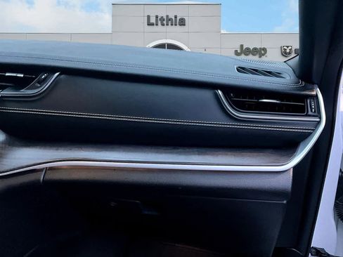 Used 2024 Jeep Grand Cherokee Limited image 24