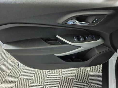 Certified 2025 Chevrolet Trax LS image 12