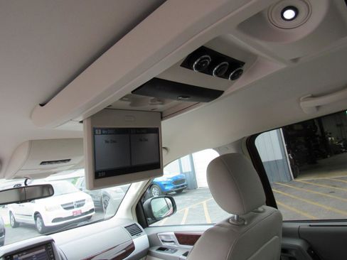 Used 2010 Chrysler Town & Country Touring FWD image 25