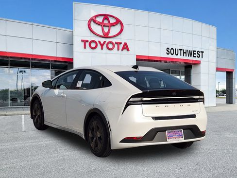 New 2026 Toyota Prius Plug-In Hybrid FWD image 4