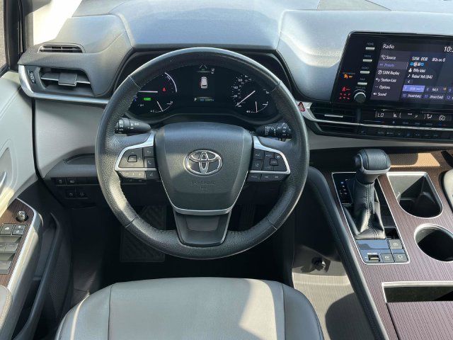 Used 2021 Toyota Sienna XLE FWD image 18