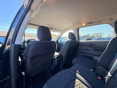 Used 2025 Nissan Pathfinder SV image 18