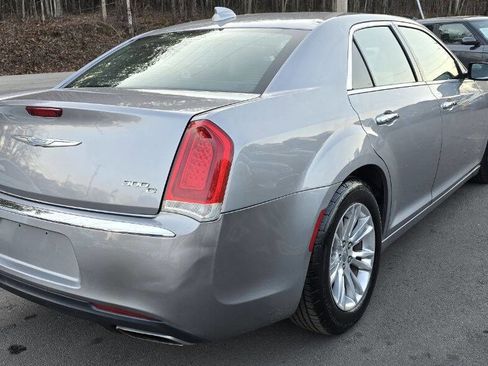 Used 2017 Chrysler 300 C image 6
