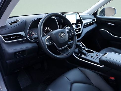 Used 2023 Toyota Highlander XLE image 31