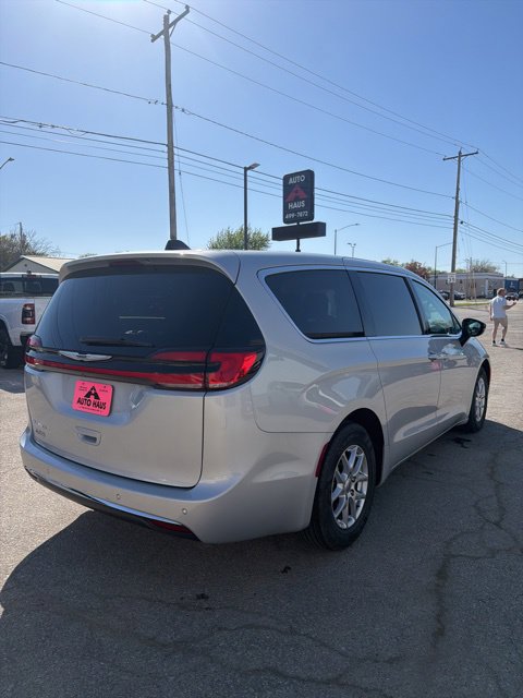 Used 2024 Chrysler Pacifica Touring-L FWD image 5
