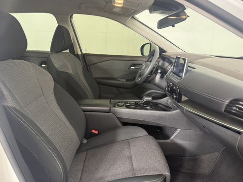 Used 2023 Nissan Rogue SV image 10