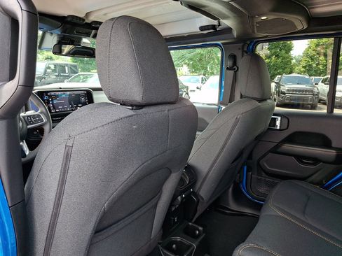 Used 2025 Jeep Wrangler Unlimited Sahara AWD/4WD image 21