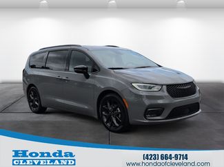 Used 2025 Chrysler Pacifica Limited FWD video 1