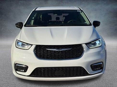 Used 2024 Chrysler Pacifica Touring-L image 11