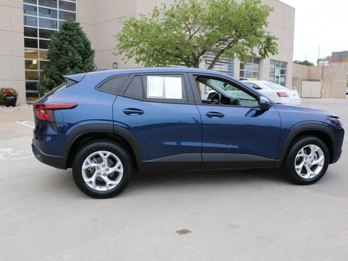 Used 2024 Chevrolet Trax LS w/ LS Convenience Package FWD image 7