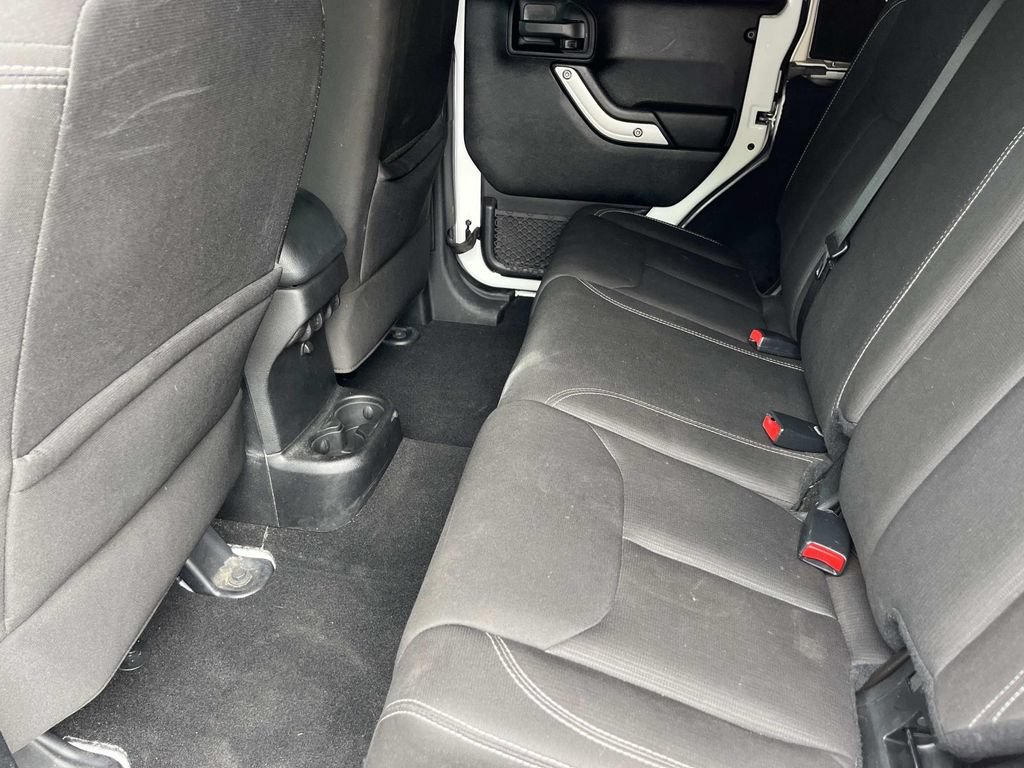 Used 2016 Jeep Wrangler Unlimited Sahara w/ Connectivity Group AWD/4WD image 19