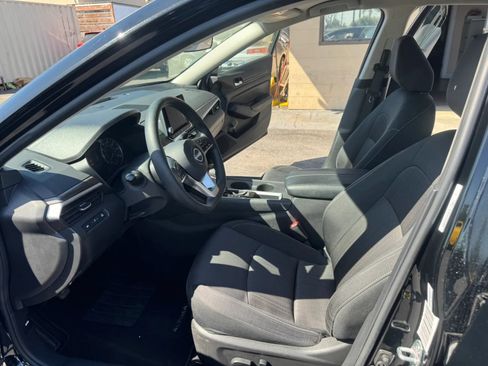 Used 2025 Nissan Altima 2.5 SV FWD image 9