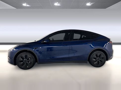 Used 2024 Tesla Model Y Long Range AWD/4WD image 2