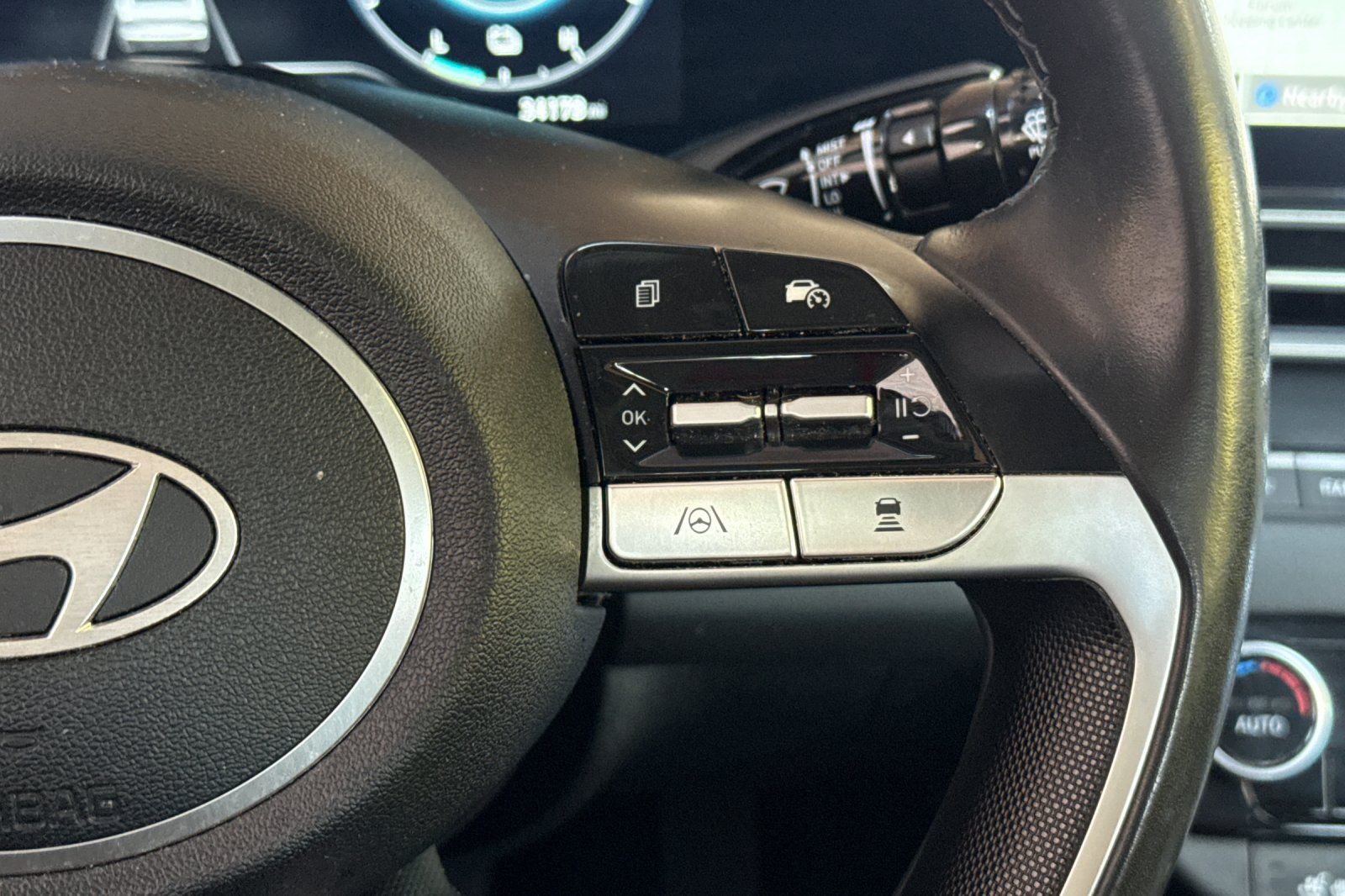 Used 2024 Hyundai Elantra Limited FWD image 32