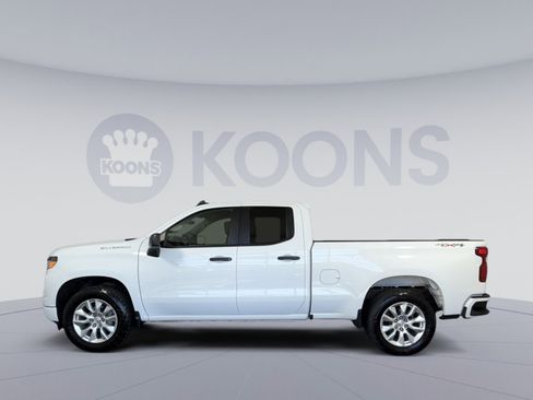 Used 2023 Chevrolet Silverado 1500 Custom AWD/4WD image 2
