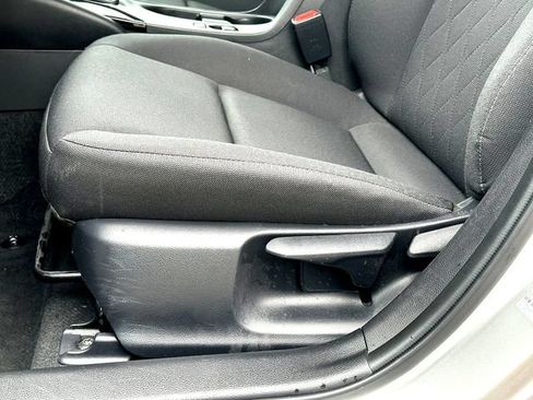 Used 2025 Toyota Corolla LE FWD image 12