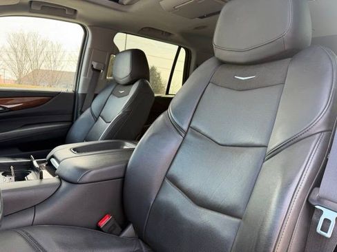 Used 2019 Cadillac Escalade Luxury w/ LPO, Radiant Package image 13