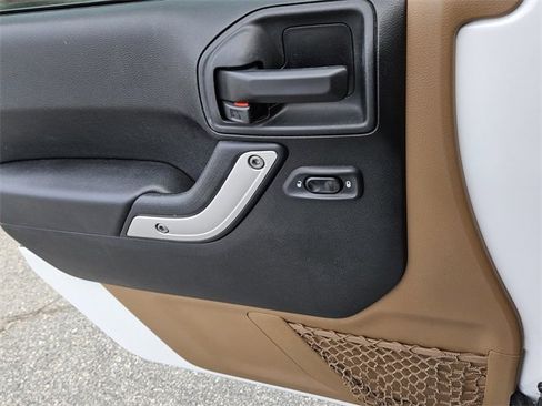 Used 2018 Jeep Wrangler Unlimited Sahara image 29