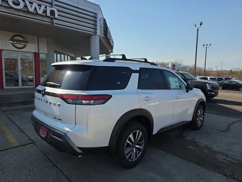 New 2026 Nissan Pathfinder SL image 4