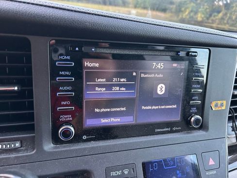 Used 2018 Toyota Sienna XLE image 25