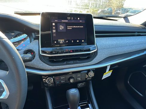 Certified 2025 Jeep Compass Sport image 30