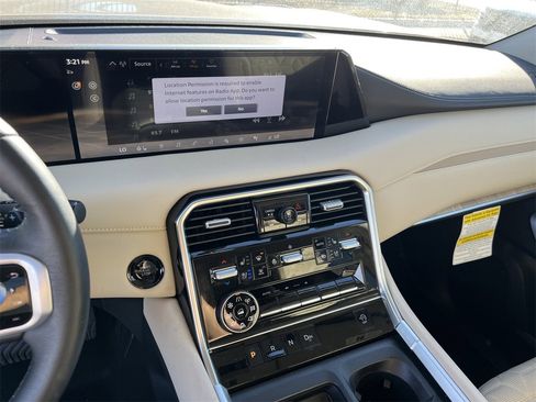 Certified 2025 Nissan Armada Platinum image 9