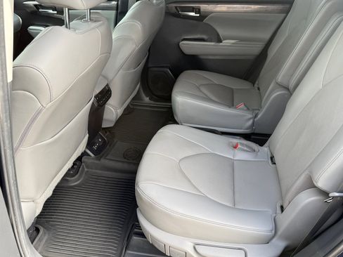 Used 2023 Toyota Highlander Platinum FWD image 14