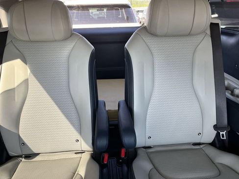 Used 2025 Kia Carnival SX Prestige FWD image 24