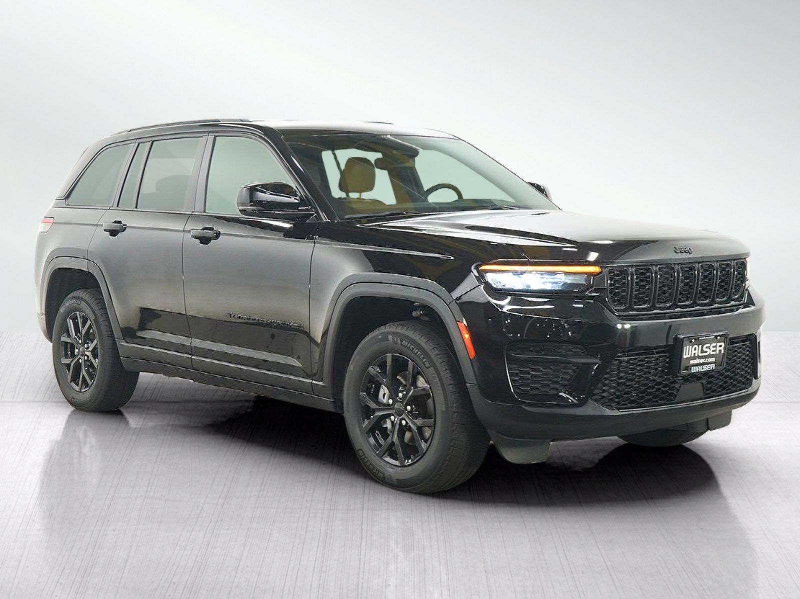 Used 2024 Jeep Grand Cherokee Altitude AWD/4WD image 8