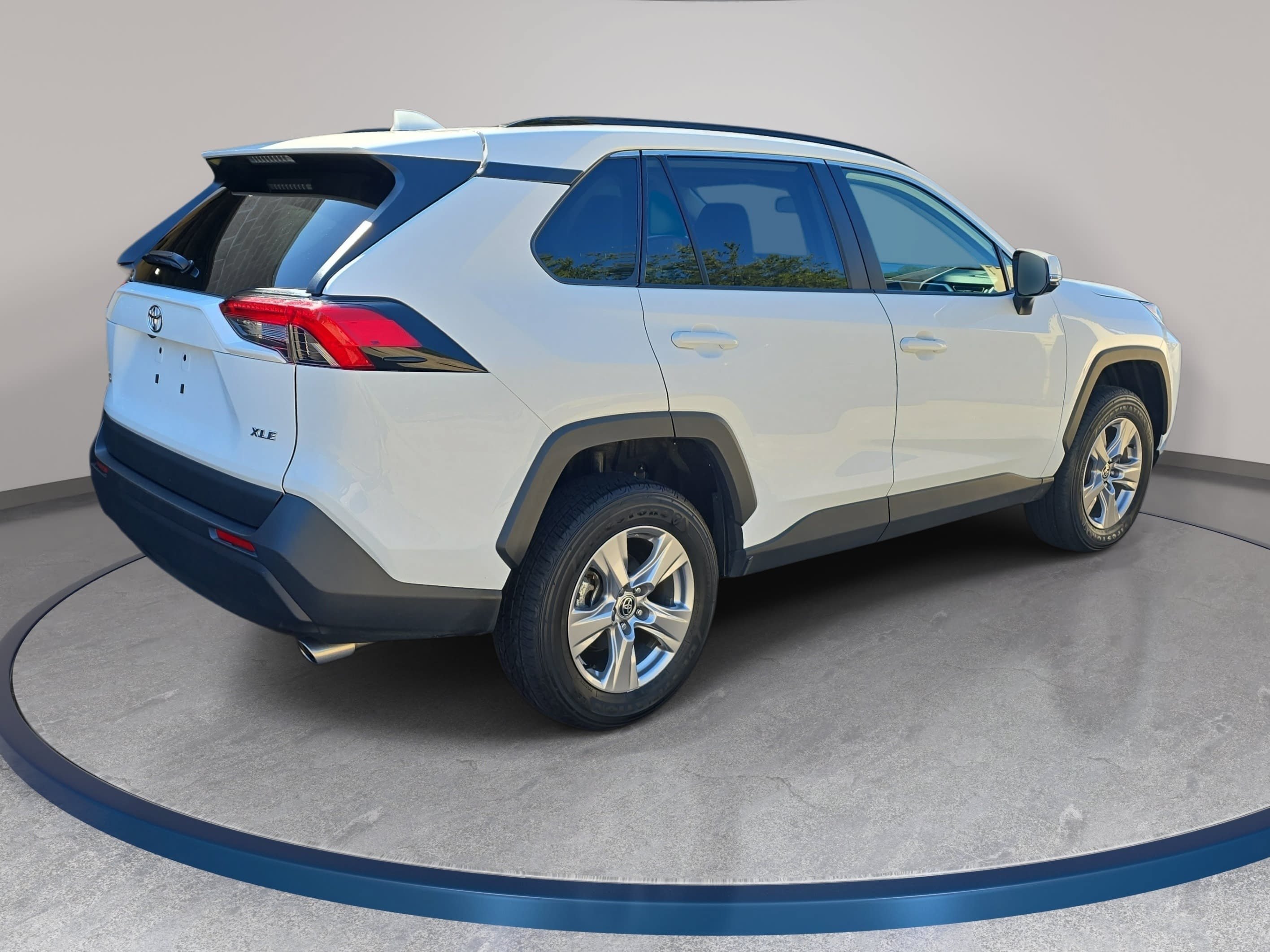 Used 2025 Toyota RAV4 XLE FWD image 5