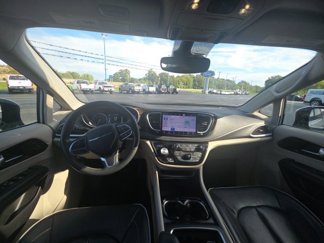 Used 2023 Chrysler Pacifica Limited FWD image 13