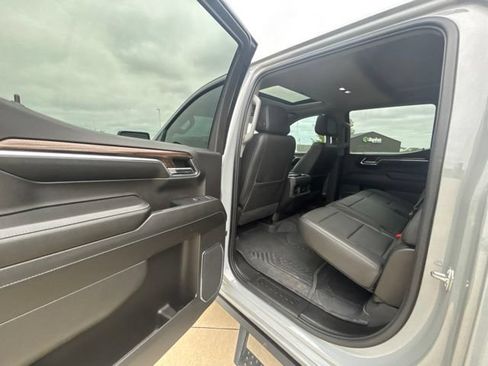 Used 2024 Chevrolet Silverado 1500 LT Trail Boss w/ LT Trail Boss Premium Package AWD/4WD image 17