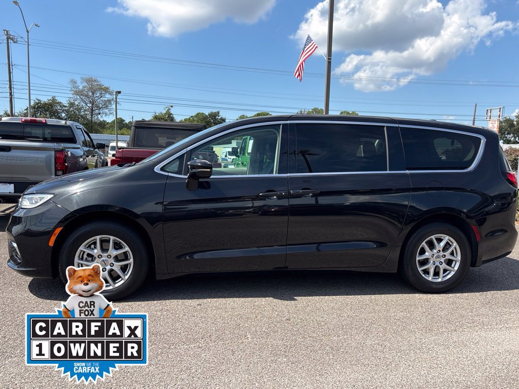 Used 2024 Chrysler Pacifica Touring-L FWD image 2