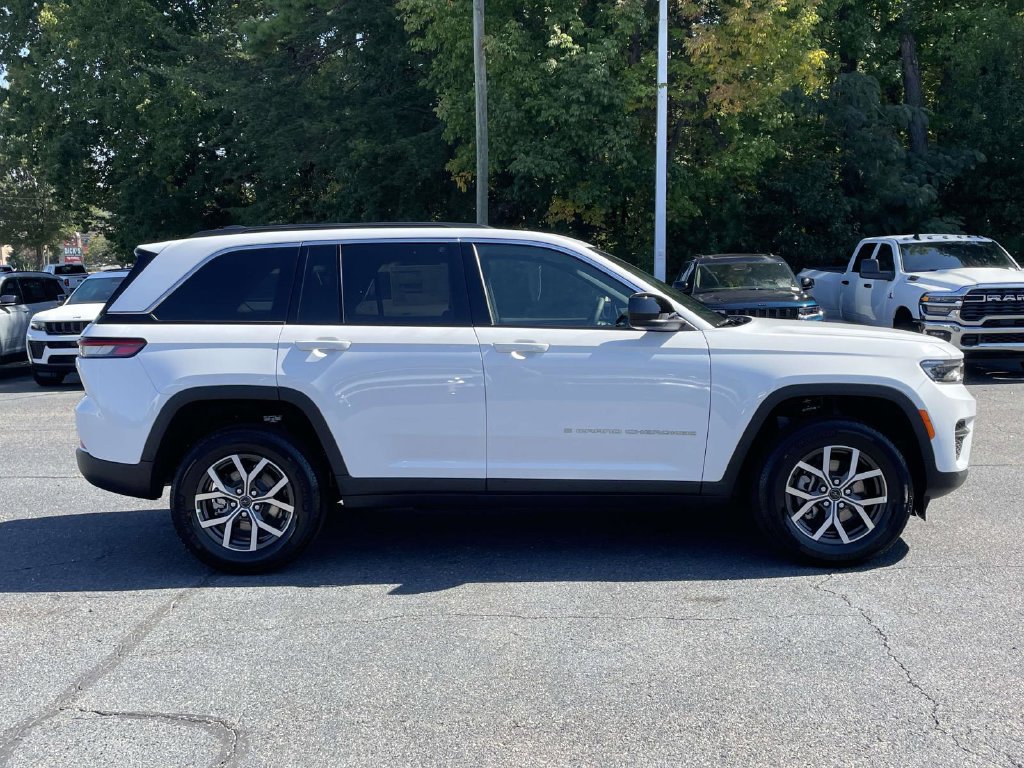 New 2027 Jeep Grand Cherokee Laredo X AWD/4WD image 9