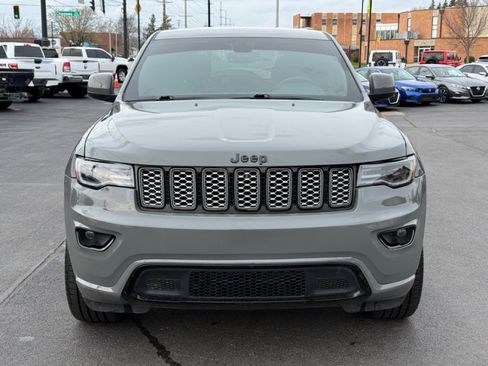 Used 2022 Jeep Grand Cherokee Laredo X image 3