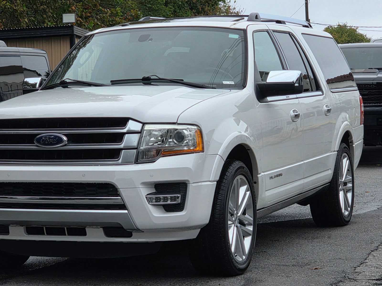 Used 2017 Ford Expedition EL Platinum RWD image 3