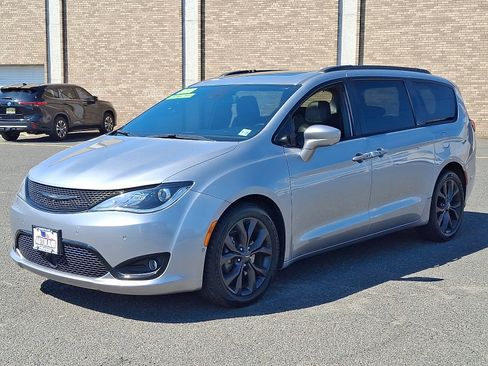 Certified 2020 Chrysler Pacifica Touring-L w/ Advanced Safetytec Group FWD image 3