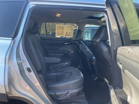 Used 2024 Toyota Highlander XLE image 25